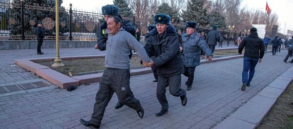 Митинг сторонников Садыра Жапарова на площади Ала-Тоо в Бишкеке - Sputnik Кыргызстан