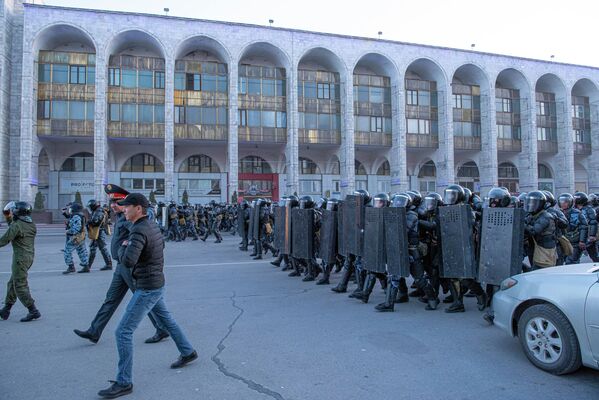 Ала-Тоо аянты. Митингчилерге бара жаткан тартип сактоочулардын тобу - Sputnik Кыргызстан