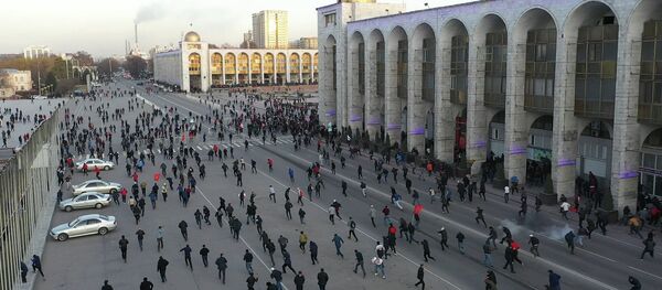 Качпагыла! Милициянын митингчилерди үйлөрдү аралата кууган видеосу  - Sputnik Кыргызстан