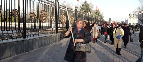 Аялдар Ак үйдүн дарбазасын каккылап... Бишкектеги митингдин баштан-аяк видеосу Аялдар Ак үйдүн дарбазасын каккылап... Бишкектеги митингдин баштан-аяк видеосу - Sputnik Кыргызстан
