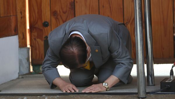 Глава южнокорейской христианской секты Храм скинии свидетельства Шинь-чонджи Ли Ман Хи кланяется во время пресс-конференции церкви в Гапхёнге. 2 марта 2020 года - Sputnik Кыргызстан