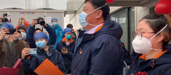 Врачи сыграли свадьбу в больнице Уханя — сюрприз от пациентов и коллег. Видео - Sputnik Кыргызстан