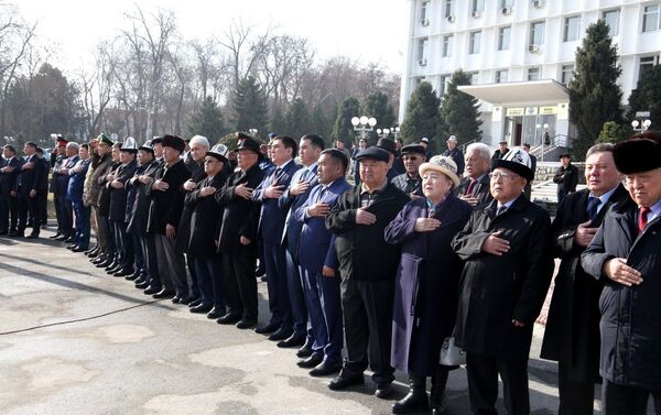 В торжествах приняли участие представители местной власти, депутаты легендарного парламента, военнослужащие и активисты - Sputnik Кыргызстан