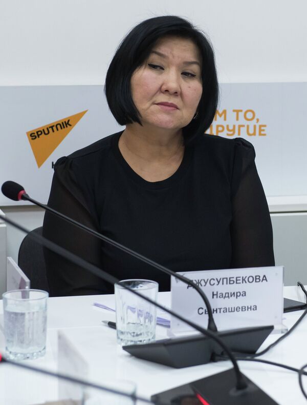 В Кыргызстане хотят создать центр для проведения экспертизы учебников - Sputnik Кыргызстан