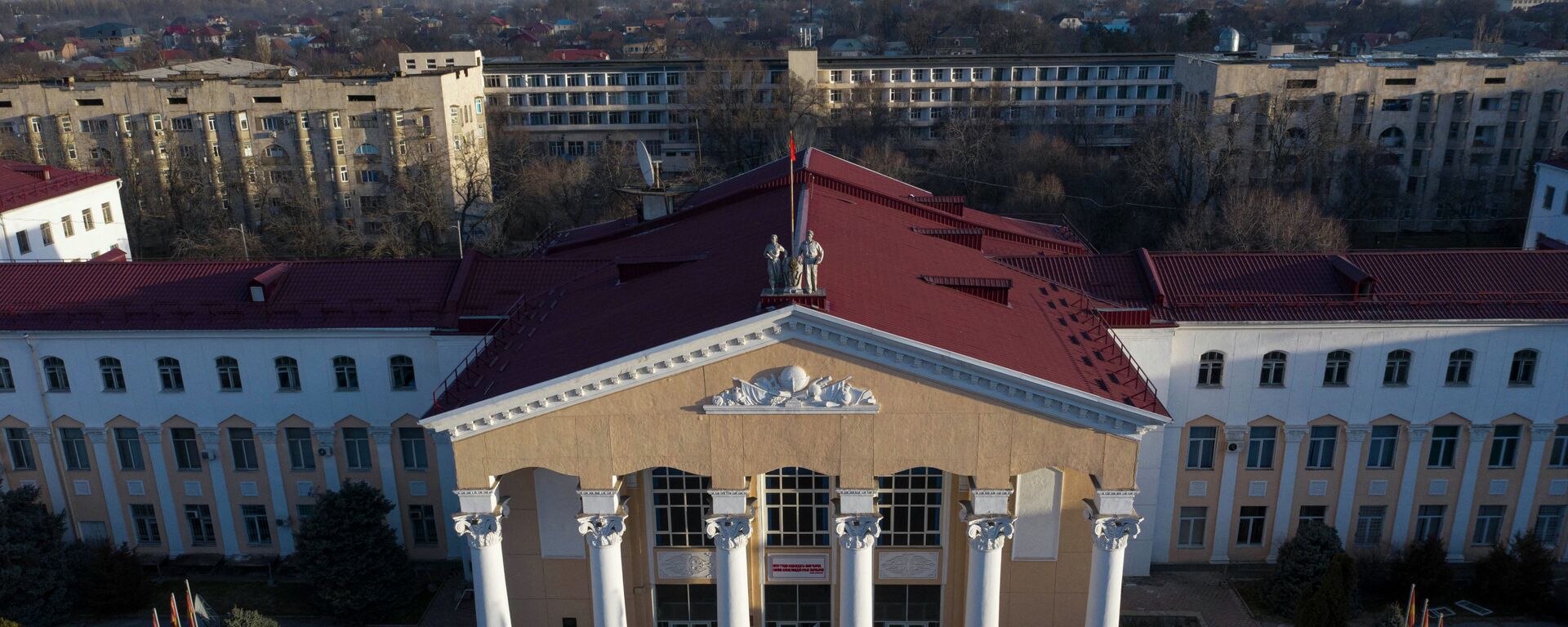Кыргызский национальный университет в Бишкеке. Архивное фото - Sputnik Кыргызстан, 1920, 18.07.2022