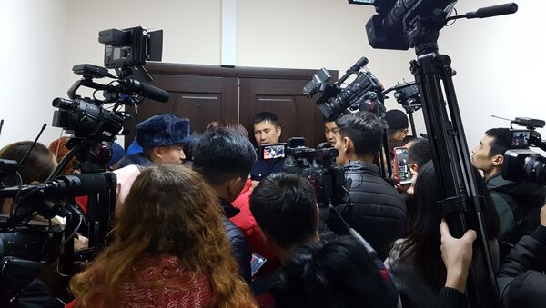 Журналисты в Первомайском районном суде, где проходит предварительное заседание с участием экс-президента КР Алмазбеком Атамбаевым - Sputnik Кыргызстан