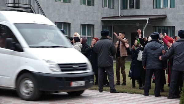 Как Атамбаева привезли и увезли из суда — видео - Sputnik Кыргызстан