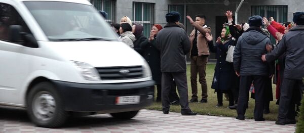 Как Атамбаева привезли и увезли из суда — видео - Sputnik Кыргызстан