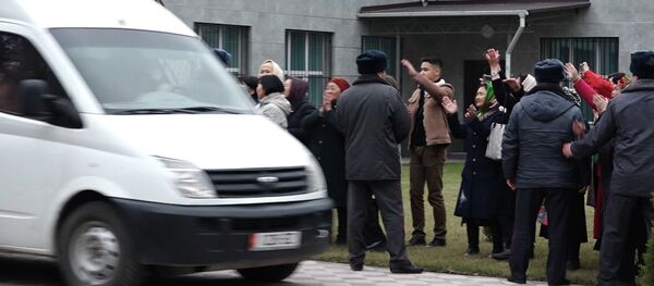 Кол чаап сүрөгөн аялдар... Атамбаевди сотко алып келип, кайра алып кеткен видео - Sputnik Кыргызстан