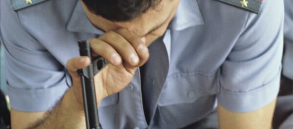 Милиционер прислонился к автомату. Архивное фото - Sputnik Кыргызстан