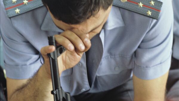 Милиционер прислонился к автомату. Архивное фото - Sputnik Кыргызстан