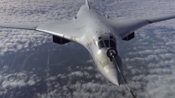 Как заправляют бомбардировщик на скорости 600 км/ч — видео - Sputnik Кыргызстан