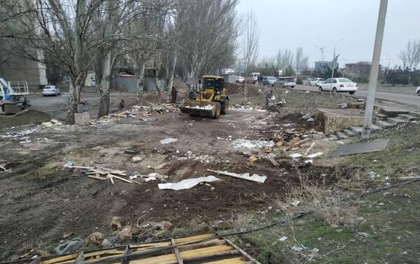 Муниципальные работники убрали контейнер на улице Жапарова в жилмассиве Колмо, снесли три навеса возле дома № 43 в 5-м микрорайоне и соседнее металлическое ограждение - Sputnik Кыргызстан