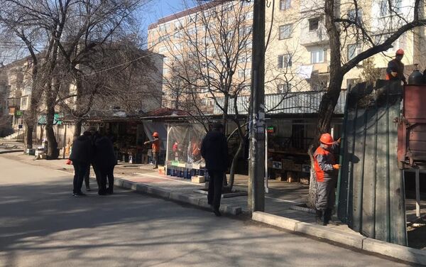 В первые дни марта в Бишкеке демонтировали несколько незаконно установленных объектов - Sputnik Кыргызстан