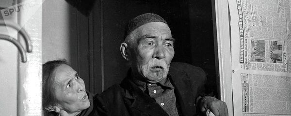 Народная артистка Киргизской ССР, Герой Кыргызской Республики Сабира Кумушалиева и Народный артист Киргизской ССР Асанкул Куттубаев во время съемок фильма Ак кеме в 1975-году во Фрунзе Народная артистка Киргизской ССР, Герой Кыргызской Республики Сабира Кумушалиева и Народный артист Киргизской ССР Асанкул Куттубаев во время съемок фильма Ак кеме в 1975-году во Фрунзе - Sputnik Кыргызстан