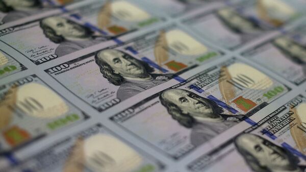 Банкноты номиналом в 100 долларов разложенные лицевой стороной. Архивное фото - Sputnik Кыргызстан