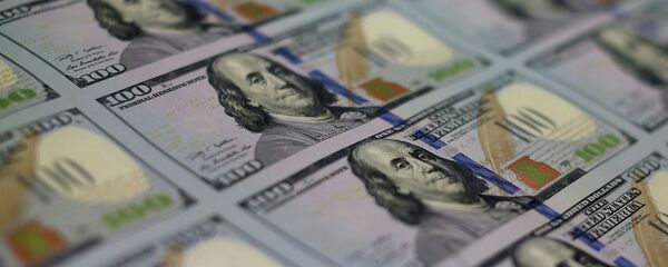 Банкноты номиналом в 100 долларов разложенные лицевой стороной. Архивное фото Банкноты номиналом в 100 долларов разложенные лицевой стороной. Архивное фото - Sputnik Кыргызстан
