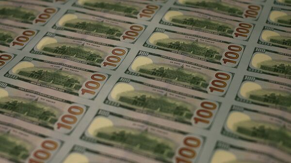 Банкноты номиналом в 100 долларов разложенные оборотной стороной. Архивное фото - Sputnik Кыргызстан