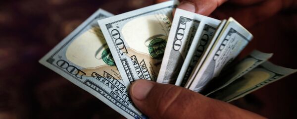 Долларовые купюры в обменном пункте - Sputnik Кыргызстан