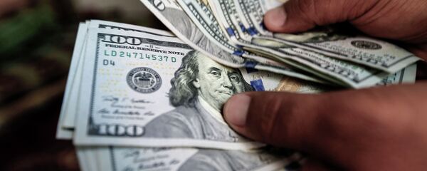 Долларовые купюры в обменном пункте - Sputnik Кыргызстан