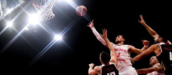 Игроки в матче группового этапа чемпионата мира по баскетболу 2019 между сборными командами Польши и России Игроки в матче группового этапа чемпионата мира по баскетболу 2019 между сборными командами Польши и России - Sputnik Кыргызстан