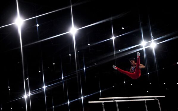Артур Далалоян выполняет упражнения на брусьях на чемпионате мира по спортивной гимнастике в Штутгарте - Sputnik Кыргызстан