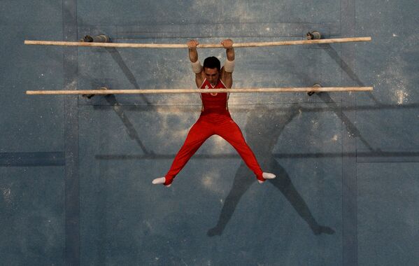 Давид Белявский выполняет упражнения на брусьях в индивидуальном многоборье спортивной гимнастики среди мужчин на II Европейских играх в Минске - Sputnik Кыргызстан