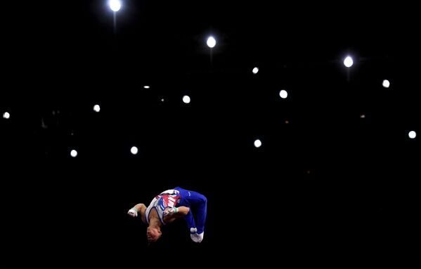 Артур Далалоян в командном многоборье среди мужчин на чемпионате мира по спортивной гимнастике в Штутгарте - Sputnik Кыргызстан