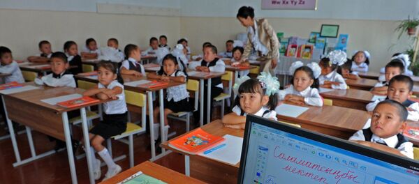 Торжественная линейка в средней школе № 82 в Бишкеке - Sputnik Кыргызстан