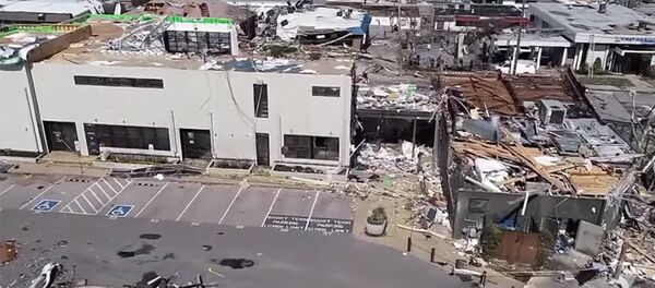 Чудовищные разрушения от серии торнадо в США сняли на дрон — видео - Sputnik Кыргызстан