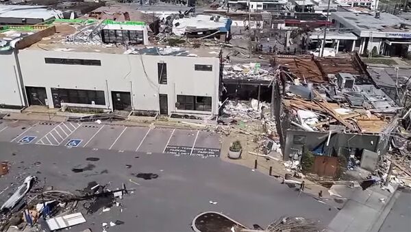 Чудовищные разрушения от серии торнадо в США сняли на дрон — видео - Sputnik Кыргызстан