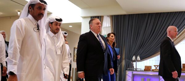 Госсекретарь США Майк Помпео во время встречи с членами афганской делегации талибов и правительством США в Дохе, Катар, 29 февраля 2020 года - Sputnik Кыргызстан