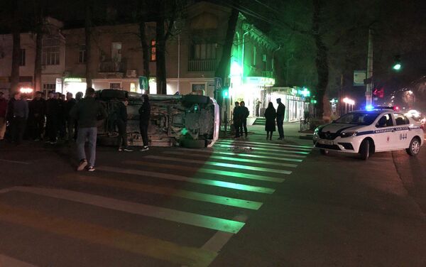 ДТП произошло сегодня, 4 марта, на пересечении улиц Московской и Логвиненко - Sputnik Кыргызстан