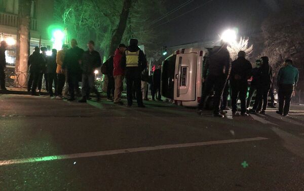 В Бишкеке Land Cruiser перевернулся после столкновения с Honda Accord - Sputnik Кыргызстан