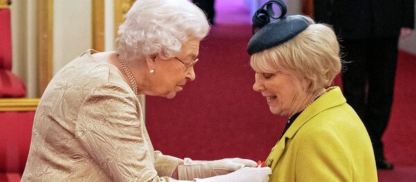 Улуу Британиянын ханышасы Елизавета II сыйлык тапшыруу учурунда Улуу Британиянын ханышасы Елизавета II сыйлык тапшыруу учурунда - Sputnik Кыргызстан