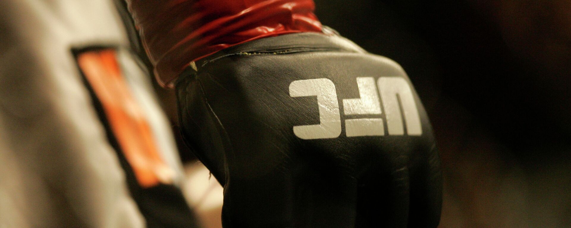 Логотип UFC на перчатке.  - Sputnik Кыргызстан, 1920, 06.09.2026