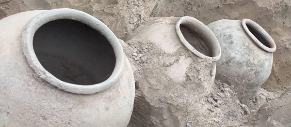 Раскопки кувшин  найденные в селе Кара-Арча - Sputnik Кыргызстан