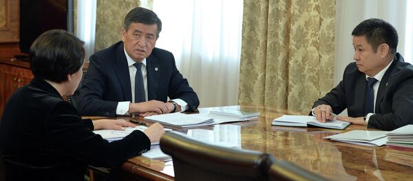 Мамлекет башчы Сооронбай Жээнбеков Шайлоо жана референдумдарды өткөрүү боюнча борбордук комиссиясынын төрайымы Нуржан Шайлдабекованы кабыл алуу учурунда Мамлекет башчы Сооронбай Жээнбеков Шайлоо жана референдумдарды өткөрүү боюнча борбордук комиссиясынын төрайымы Нуржан Шайлдабекованы кабыл алуу учурунда - Sputnik Кыргызстан