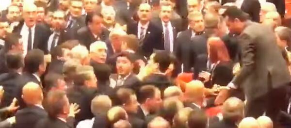Депутаты устроили массовую драку в парламенте Турции. Видео Депутаты устроили массовую драку в парламенте Турции. Видео - Sputnik Кыргызстан