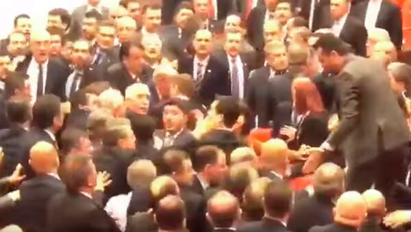 Депутаты устроили массовую драку в парламенте Турции. Видео - Sputnik Кыргызстан