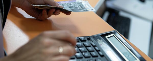 Кыз акчаны санап жаткан убакытта. Архив - Sputnik Кыргызстан