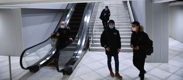 Молодые люди в медицинских масках в аэропорту. Архивное фото - Sputnik Кыргызстан