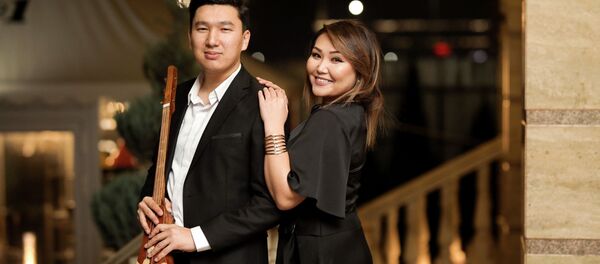 Музыканттар Нурайым Азыкбаева менен Назбек Кенчинбаев Музыканттар Нурайым Азыкбаева менен Назбек Кенчинбаев - Sputnik Кыргызстан