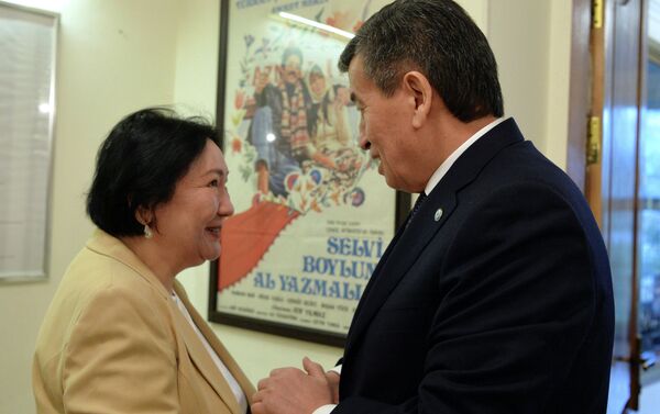 Президент КР Сооронбай Жээнбеков в преддверии Международного женского дня навестил семью писателя Чингиза Айтматова - Sputnik Кыргызстан