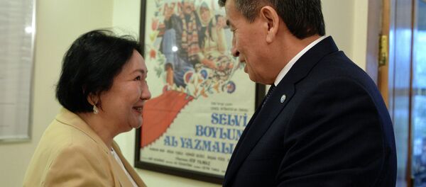 Президент Сооронбай Жээнбеков навестил семью писателя Чынгыза Айтматова - Sputnik Кыргызстан
