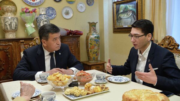 Президент Сооронбай Жээнбеков навестил семью писателя Чынгыза Айтматова - Sputnik Кыргызстан