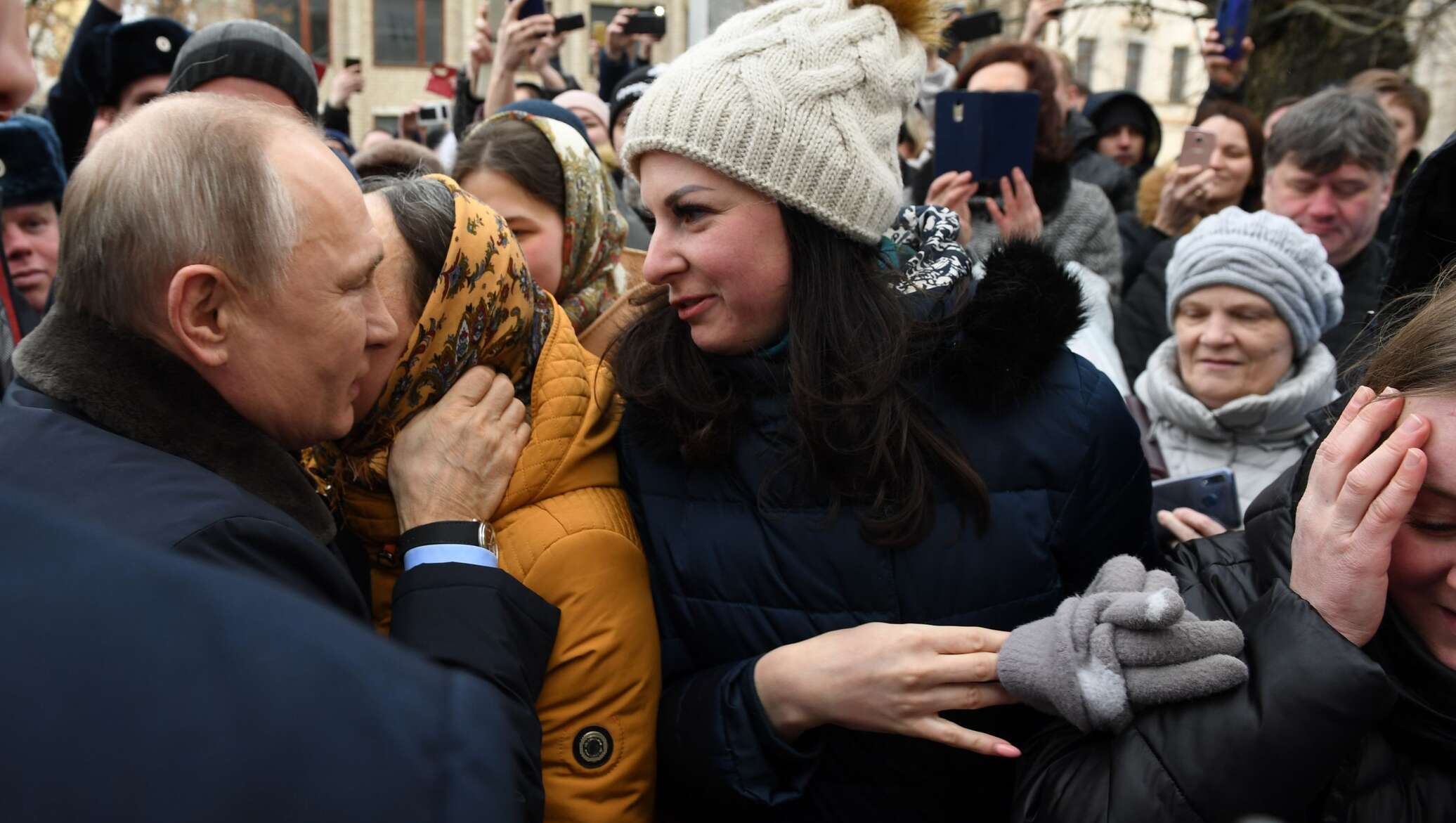 Фото людей с путиным