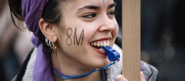 Участница акции протеста женщин в Барселоне в Международный женский день Участница акции протеста женщин в Барселоне в Международный женский день - Sputnik Кыргызстан