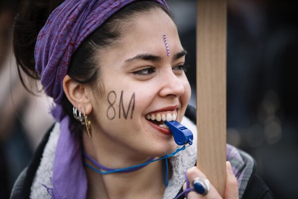 Участница акции протеста женщин в Барселоне в Международный женский день - Sputnik Кыргызстан