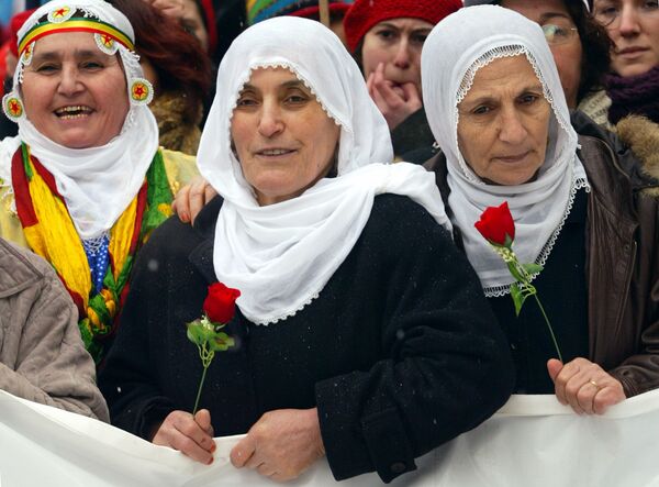 Турецкие курдские женщины с цветами во время демонстрации в Стамбуле в Международный женский день - Sputnik Кыргызстан